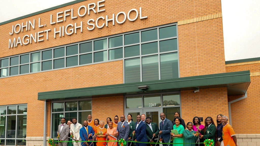 6893a31cc61faa89bb7935f7 Leflore Magnet Mobile